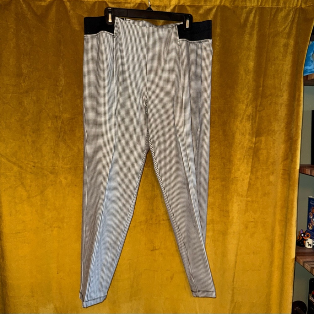Women’s checkered pants (form fitting)
